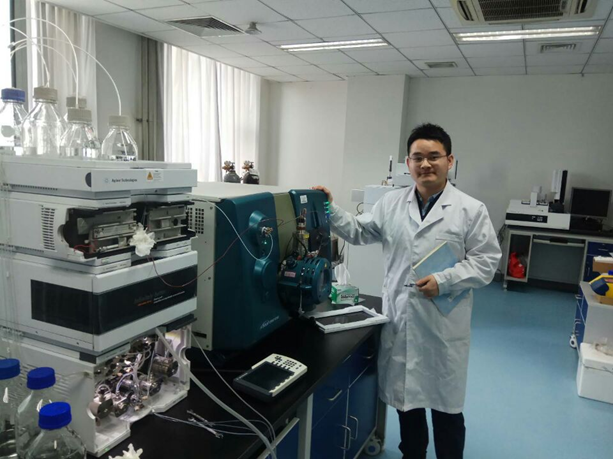 余惠凡老师和UPLC(Agilent 1290)-MS:(AB Sciex QTRAP 6500)合影